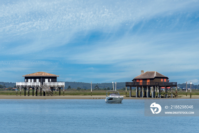 Bassin d’Arcachon, France. Les célèbres cabanes tchanquées