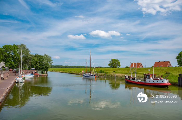 Schiffe im Alten Hafen Hooksiel