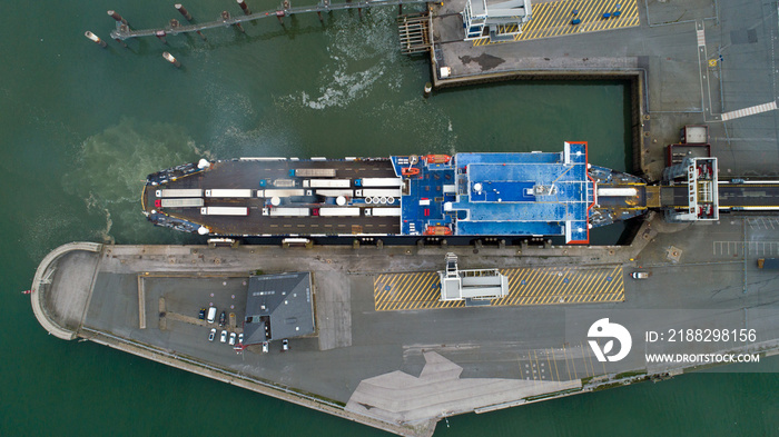 Photo aérienne d’un ferry dans le port de Calais