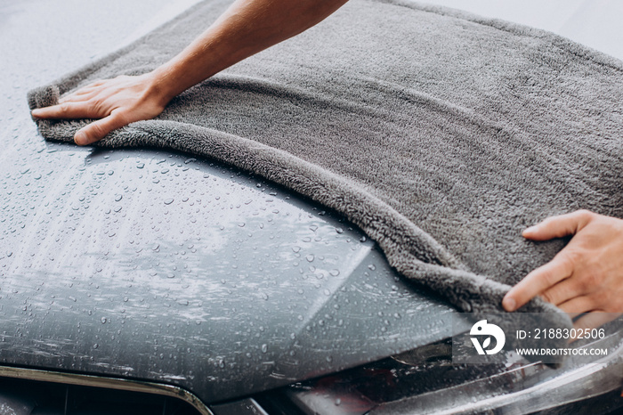 男子洗车后用超细纤维擦拭汽车