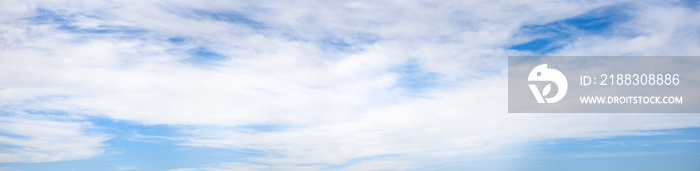 超广角全景多云天空，自然背景，横幅格式