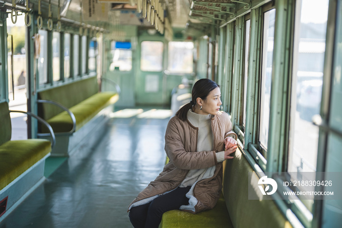 電車に乗る女性