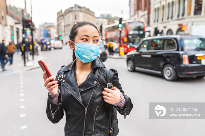 伦敦一名中国妇女戴口罩抵御雾霾和病毒