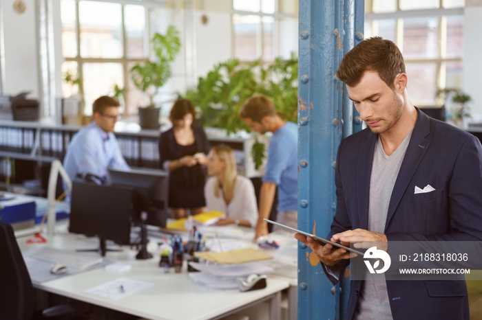 mitarbeiter im büro schaut auf tablet-pc