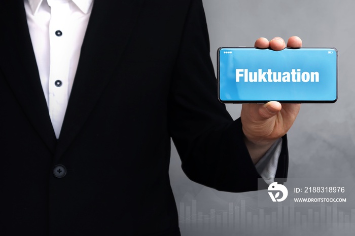 Fluktuation. Mann zeigt Telefon (Handy) mit Wort im Display. Weißer Text auf blau.