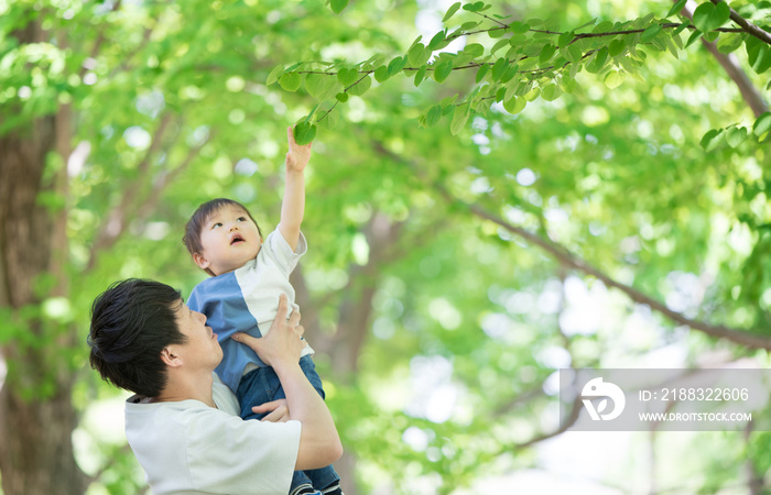 子供を抱っこするパパ