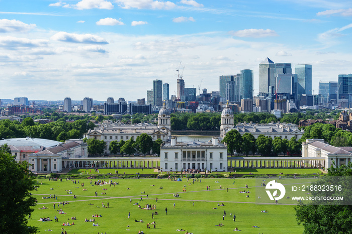 从英国伦敦格林威治公园观看金丝雀码头全景