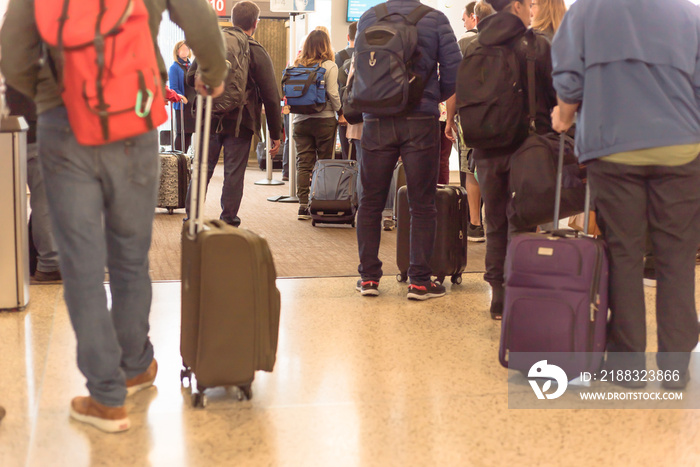 西雅图机场拥挤的旅客等待登机的近景