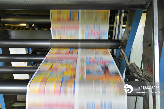 Rollenoffset Druckmaschine in einer modernen Druckerei für Tageszeitungen // Web offset printing pre