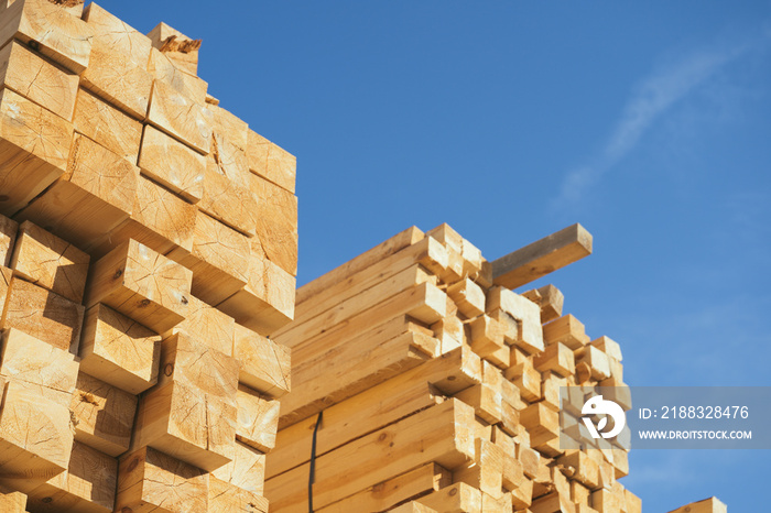 木板、木材、工业木材、木材。天然粗糙木板的松木木材堆叠