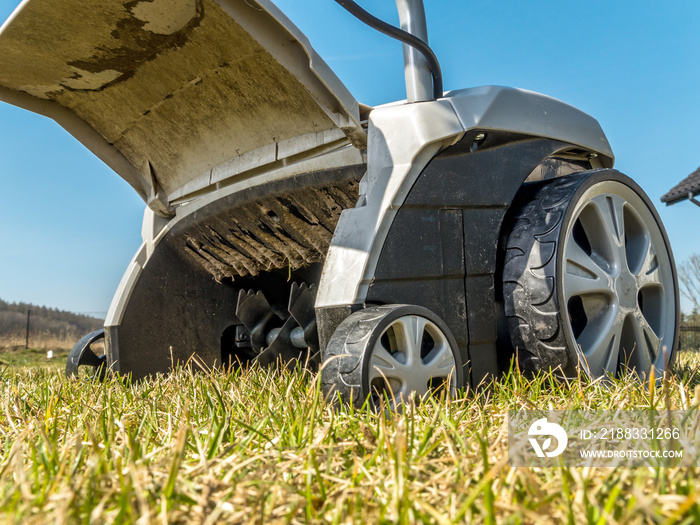 Electric lawn scarifier