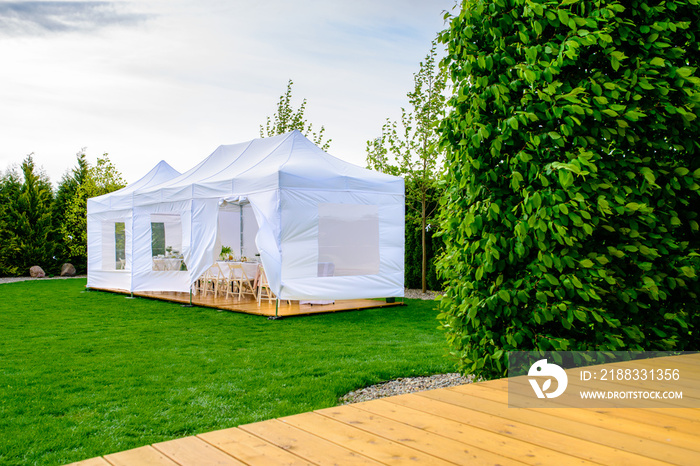 派对帐篷-现代花园中的白色花园派对或婚礼娱乐帐篷