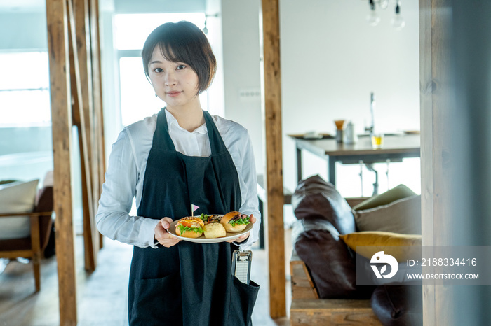 カフェ店員  女性