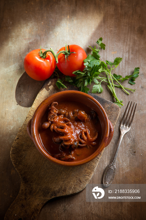 musky otopus with tomato sauce and parsley