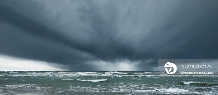 雷暴后，乌云笼罩下的波罗的海。拉脱维亚文茨皮尔斯。史诗般的海景。Cycl