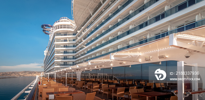 Navire de croisière au port de Marseille en France lors dune escale.