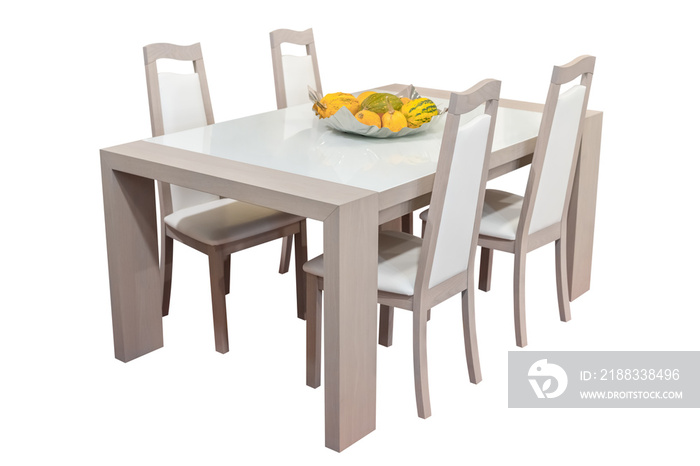 白色背景上隔离的木制餐桌和椅子