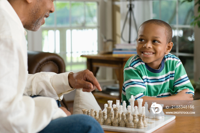 爷爷和孙子下棋