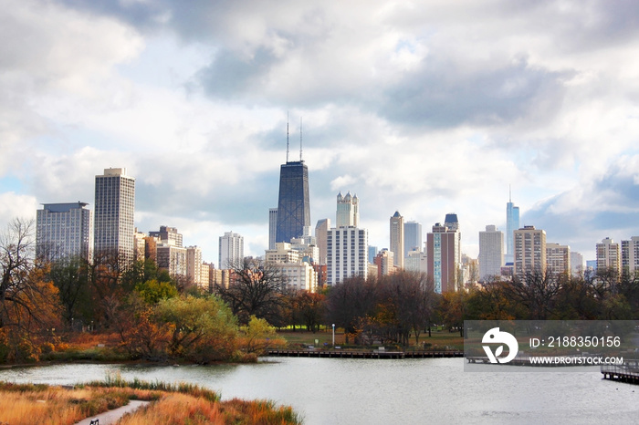 城市景观和现代建筑背景。林肯公园内布的芝加哥市中心天际线