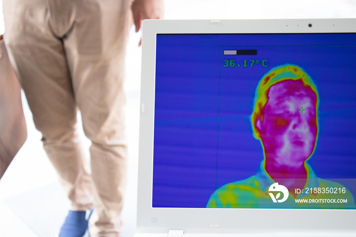 新型コロナウイルス感染拡大防止対策として来場者の体温を自動で検出するサーマルカメラのモニター画面