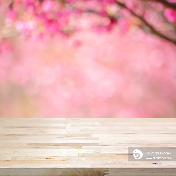 粉色樱花背景模糊的木质桌面