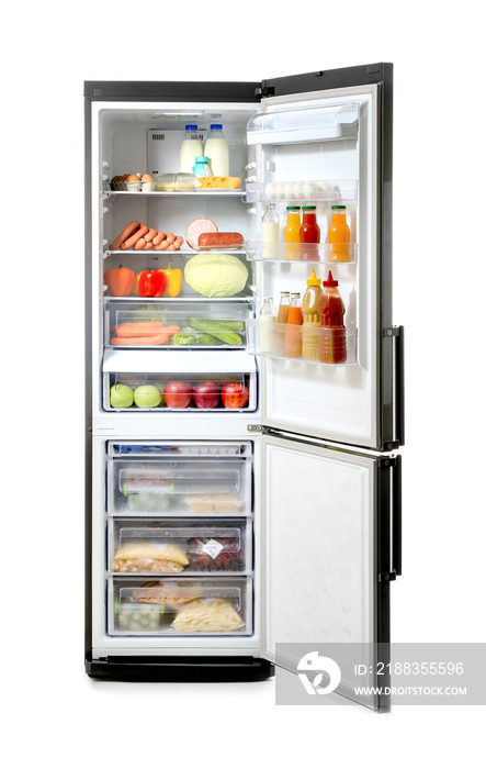 白色背景下装满不同食物的打开冰箱