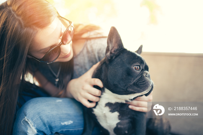 可爱的十几岁女孩和她可爱的法国斗牛犬小狗一起在咖啡馆酒吧享受户外活动