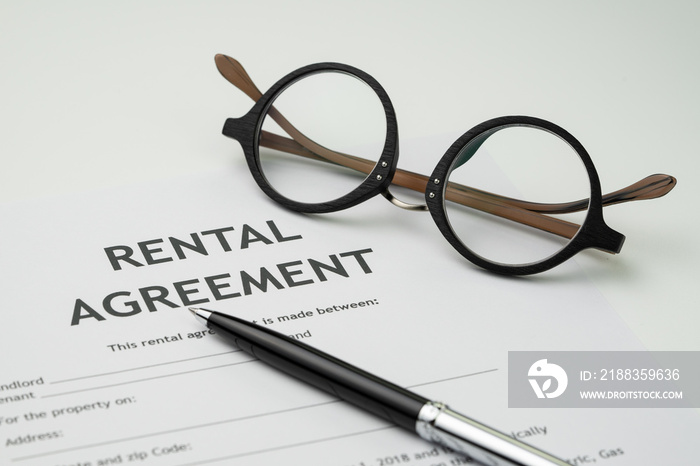 租赁协议打印文件上的笔和眼镜，准备签署合同、财产或不动产