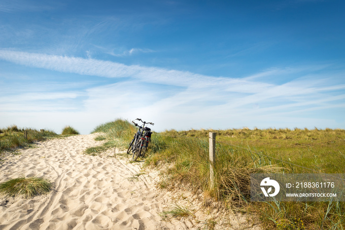 Fahrräder am Strandaufgang, Urlaub an der Ostsee