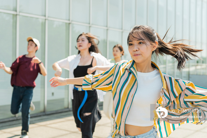 仲間とダンスをする女性