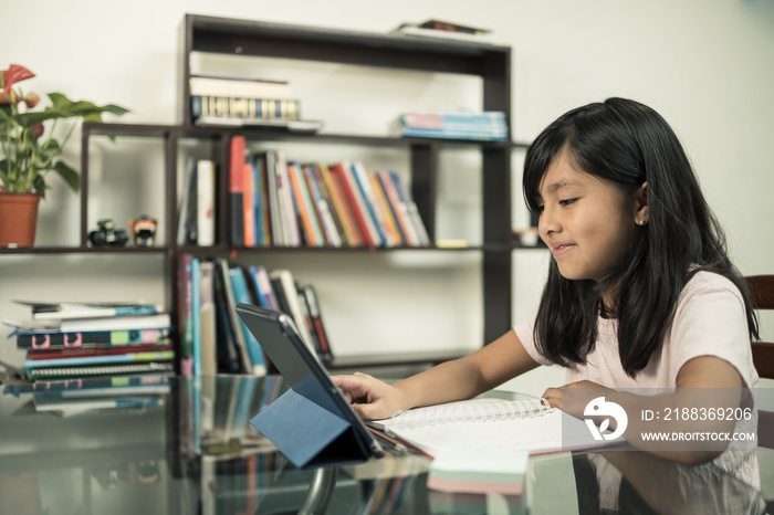 墨西哥快乐女孩因隔离在家上学，在家用平板电脑在线学习