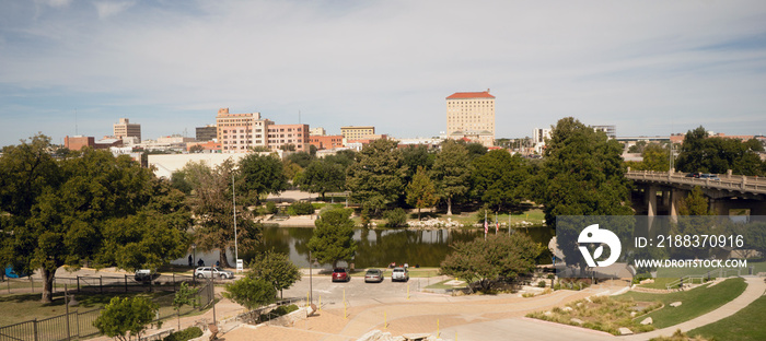 秋季下午蓝天圣安吉洛德克萨斯州市中心天际线河滨公园