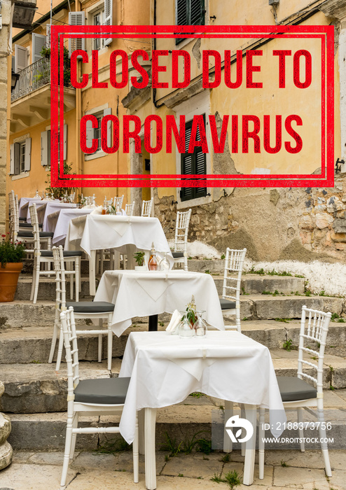希腊科孚岛户外咖啡馆的空桌椅因冠状病毒关闭