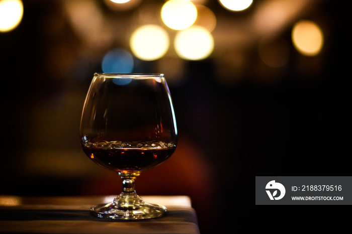 晚上在柜台酒吧为成年人准备的玻璃杯威士忌。