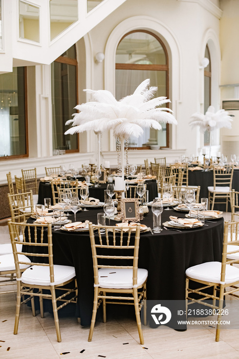 餐厅婚礼庆典的豪华设计，白色大羽毛，时尚