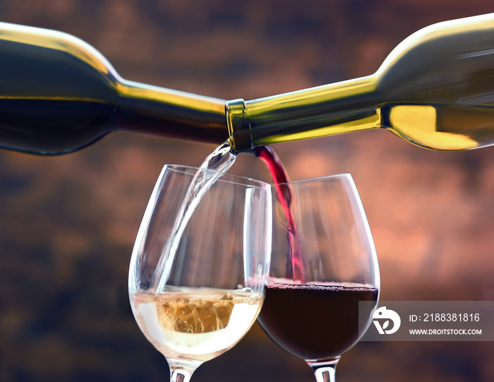 红葡萄酒和白葡萄酒倒在棕色背景的玻璃杯中
