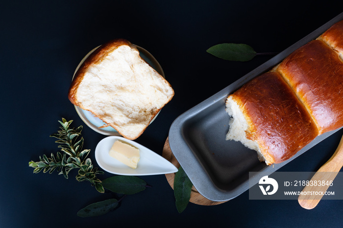 食品烘焙概念新鲜出炉的有机自制软牛奶面包，面包锅里有复制空间