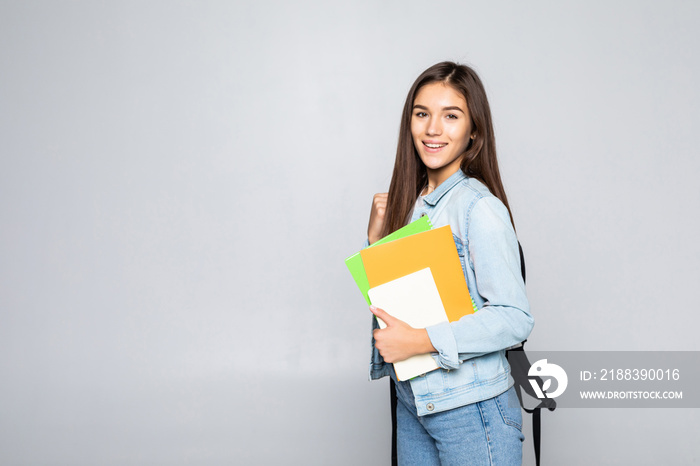 被隔离在白色背景下的迷人可爱的年轻学生女孩的肖像