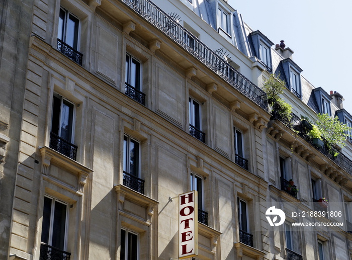 Hôtel, façade en pierre