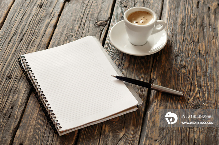 用空白页打开笔记本，用咖啡浓缩咖啡笔