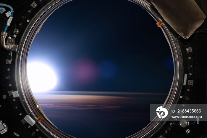 地球背景下空间站舷窗的视图。这张图像的元素由N提供