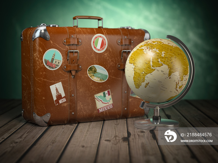 木底地球仪的旧行李箱。旅行或旅游概念。