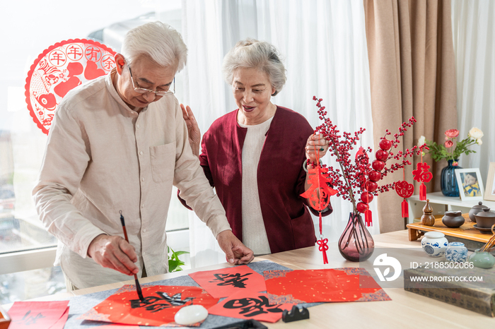 快乐的老年夫妻在家写毛笔字