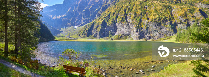 Schönes Bergpanorama im Nationalpark Hohe Tauern, am Hintersee im Felbertal. Österreich.