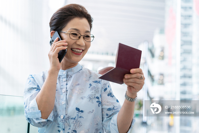 老年女人在机场打电话