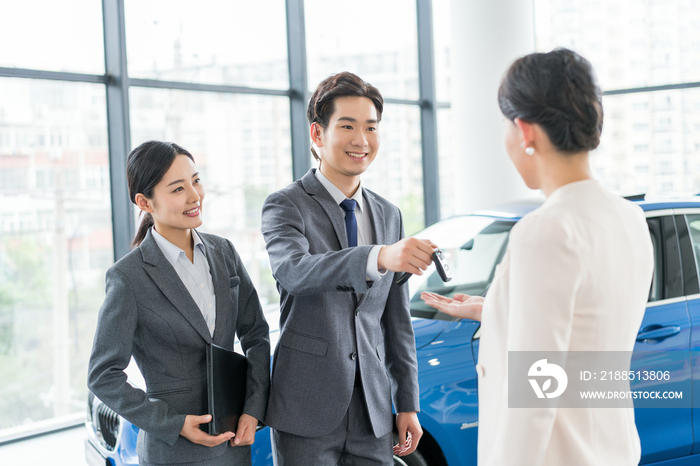 年轻女子选购汽车