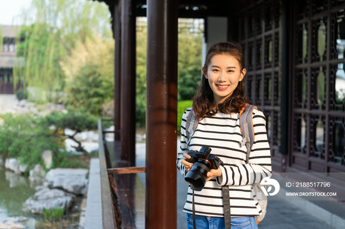 年轻女子旅游