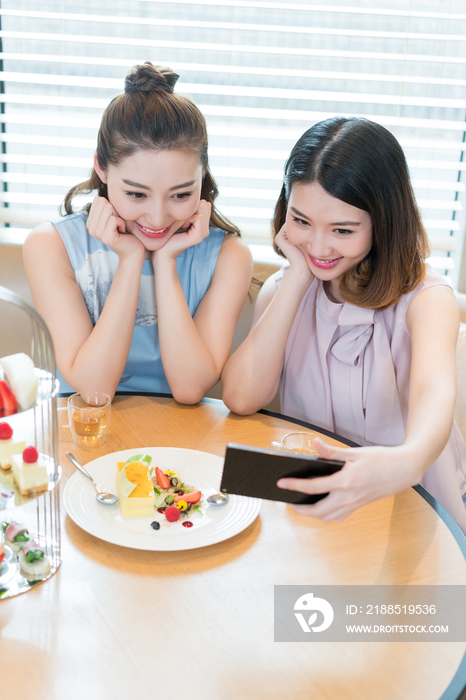 年轻女子下午茶时光