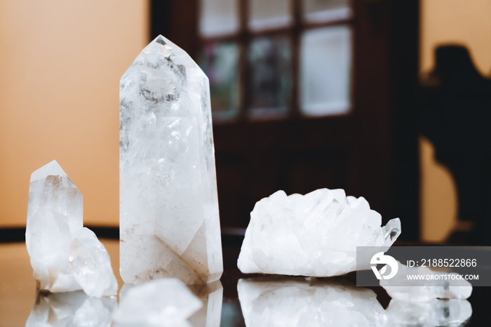 White crystals of various sizes for healing