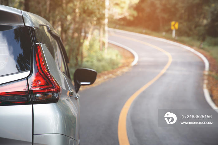 Driving into curves correctly and safely The driver had to slow down.